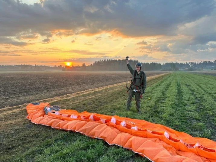 Varjoliito opetus - lentäjä ilmassa varjoliidon kanssa